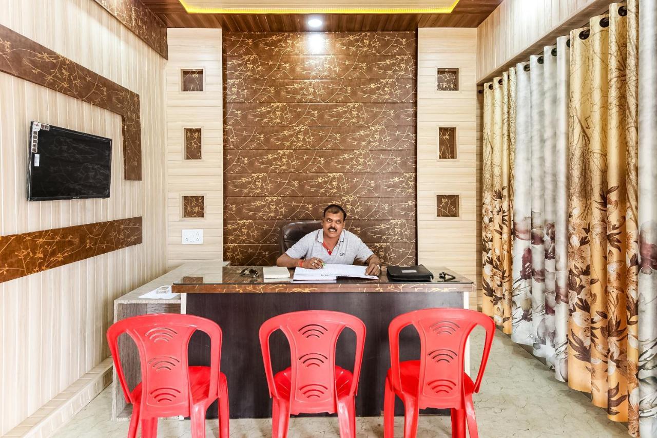 Oyo 69647 Yash Lodge Jabalpur Bagian luar foto