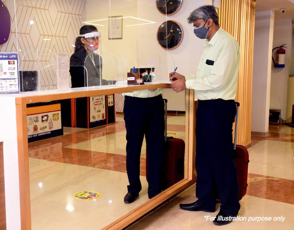 Oyo 69647 Yash Lodge Jabalpur Bagian luar foto