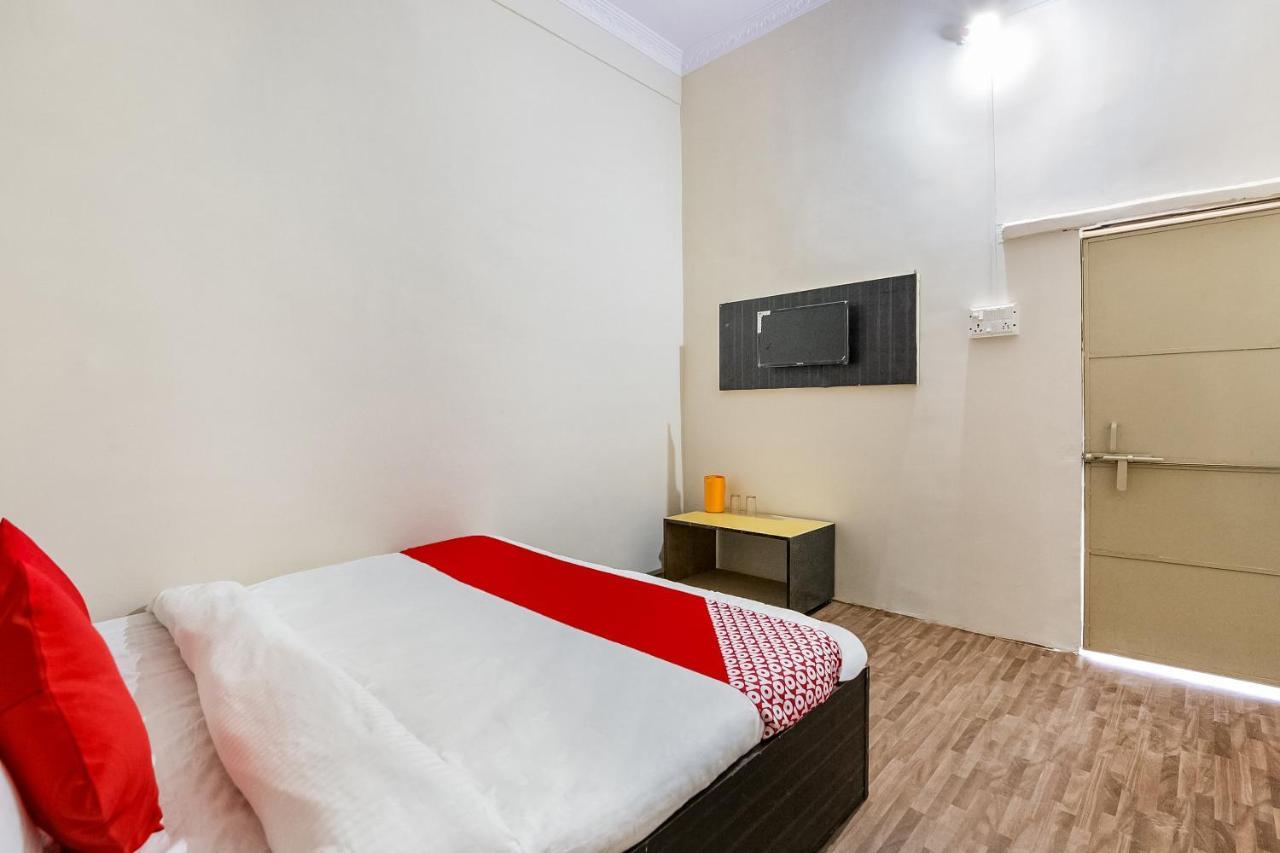 Oyo 69647 Yash Lodge Jabalpur Bagian luar foto